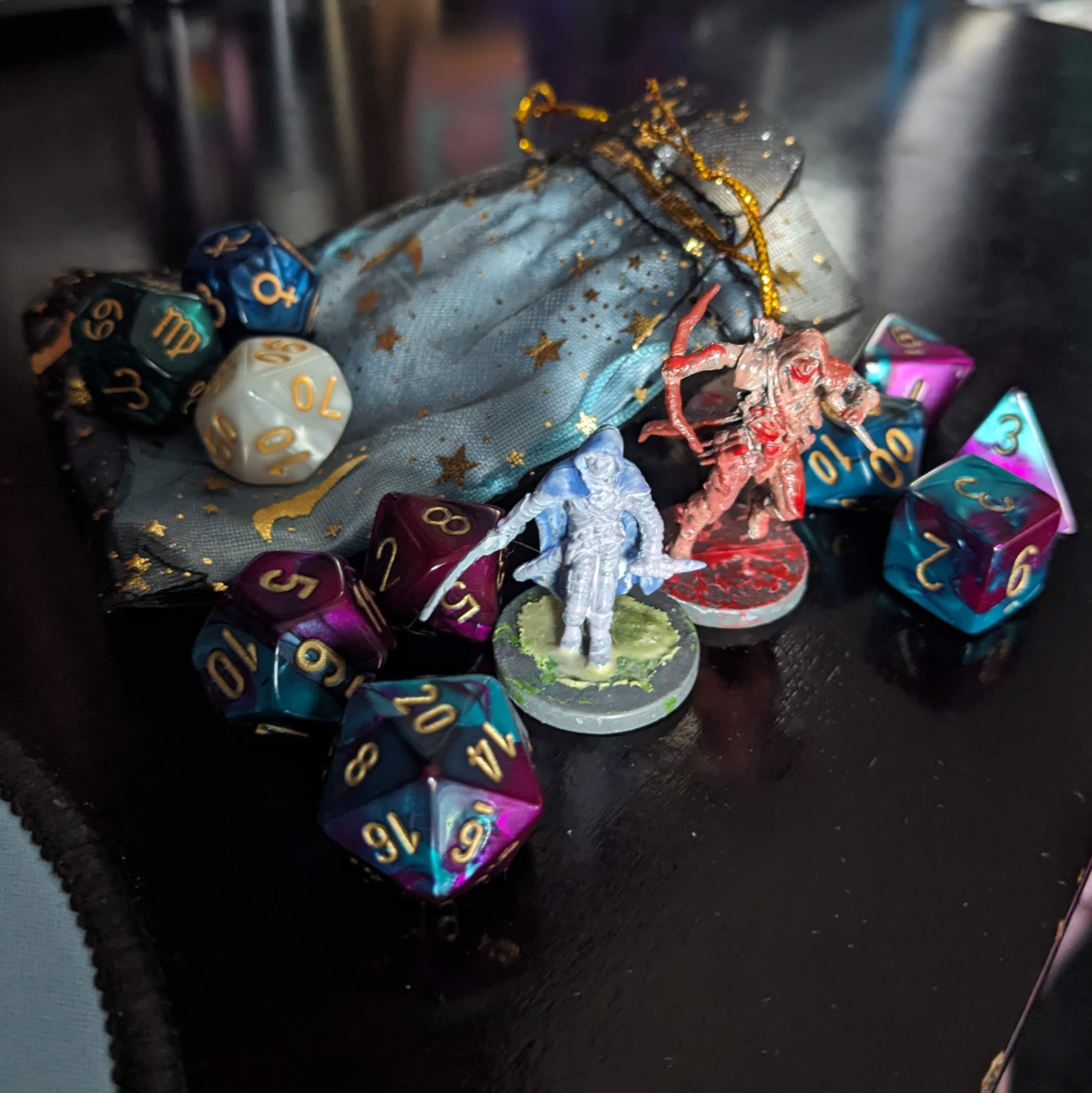 2 DND minifigs and a set of dice